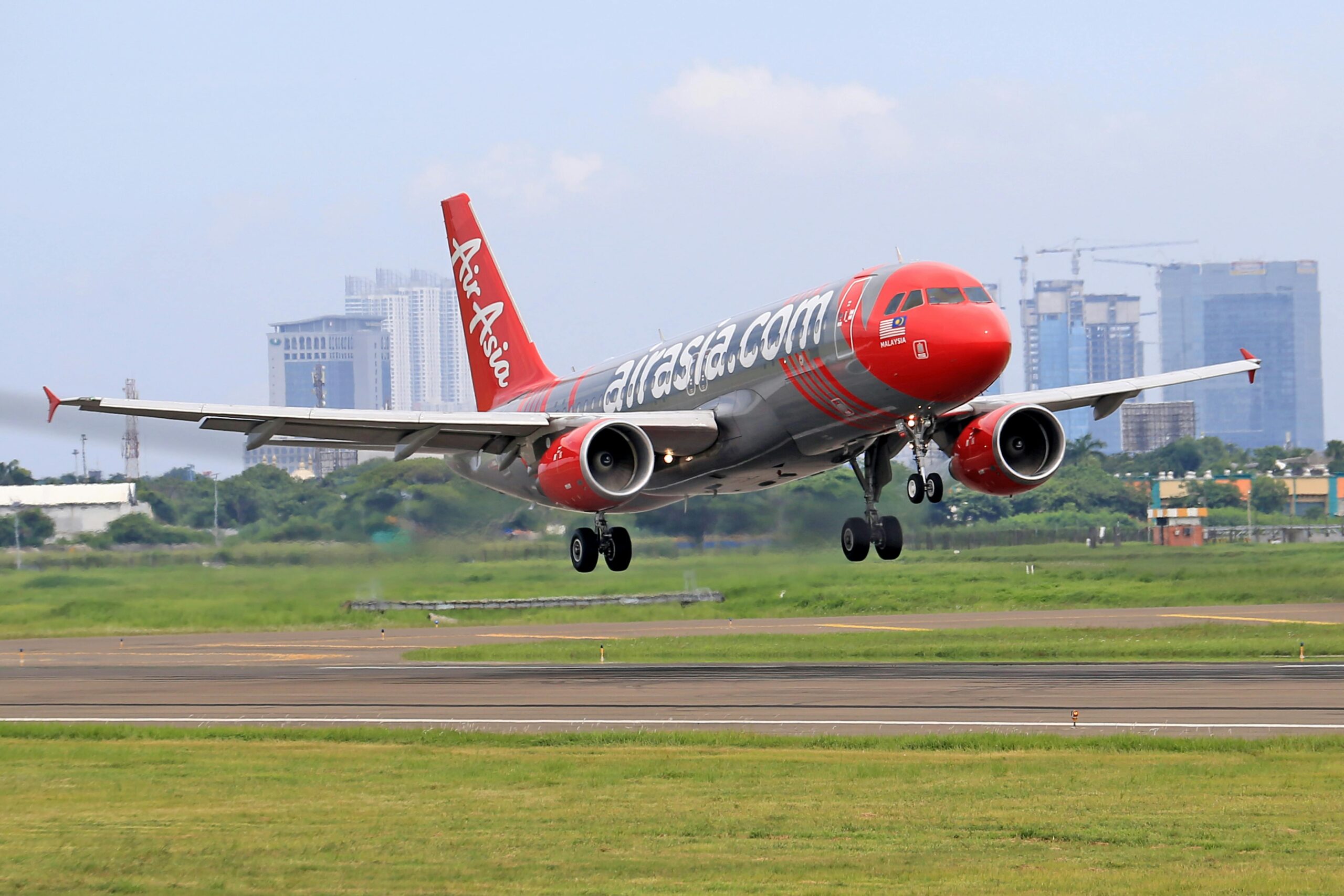 Free photo of airplane landing at airport
